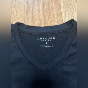 Unbound Merino Black V-Neck T-Shirt Small